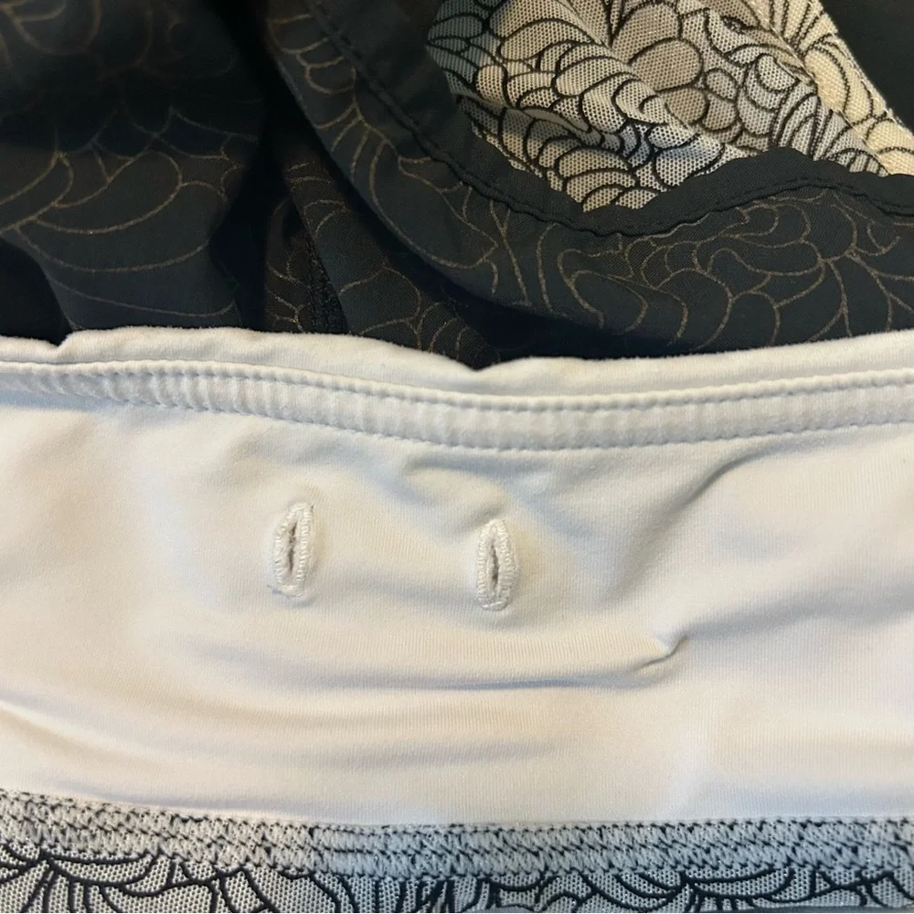 Lululemon White & Black Floral Embossed Speed Up Athletic Shorts Size 12